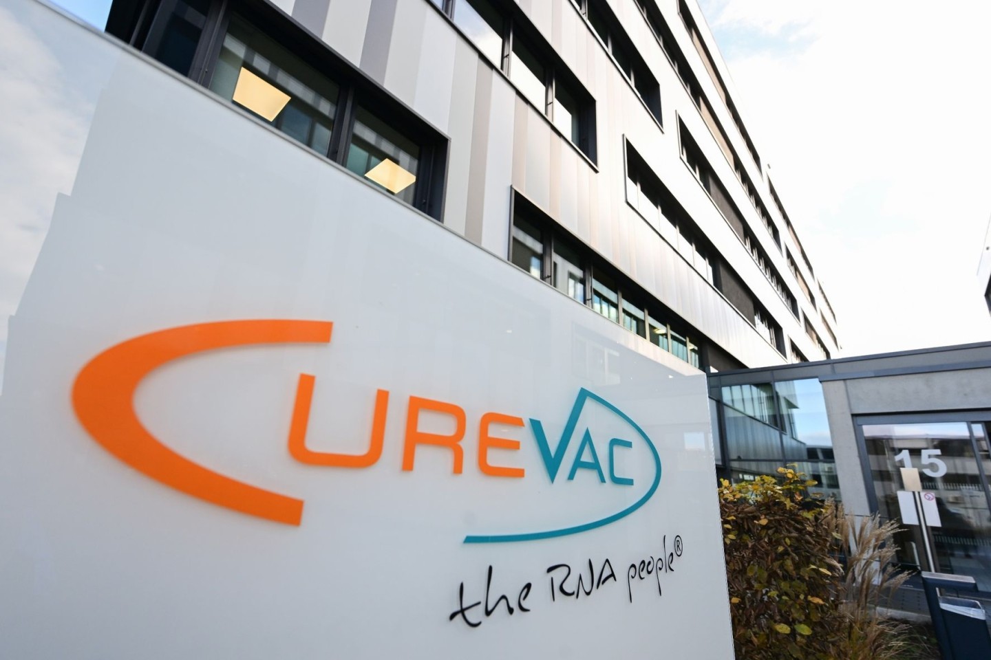 Das Logo des Biotechnologieunternehmens Curevac in Tübingen: Das Bundespatentgericht hat ein grundlegendes Corona-Impfstoffpatent des Tübinger Pharmaunternehmens Curevac für nichtig erkl?...