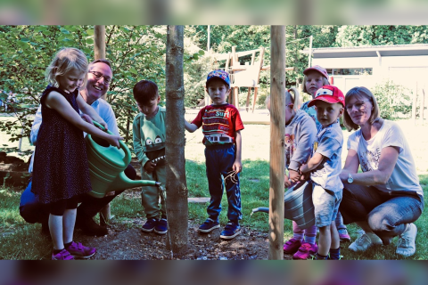 Burgkindergarten: Kastanienbaum wird fleißig gegossen
