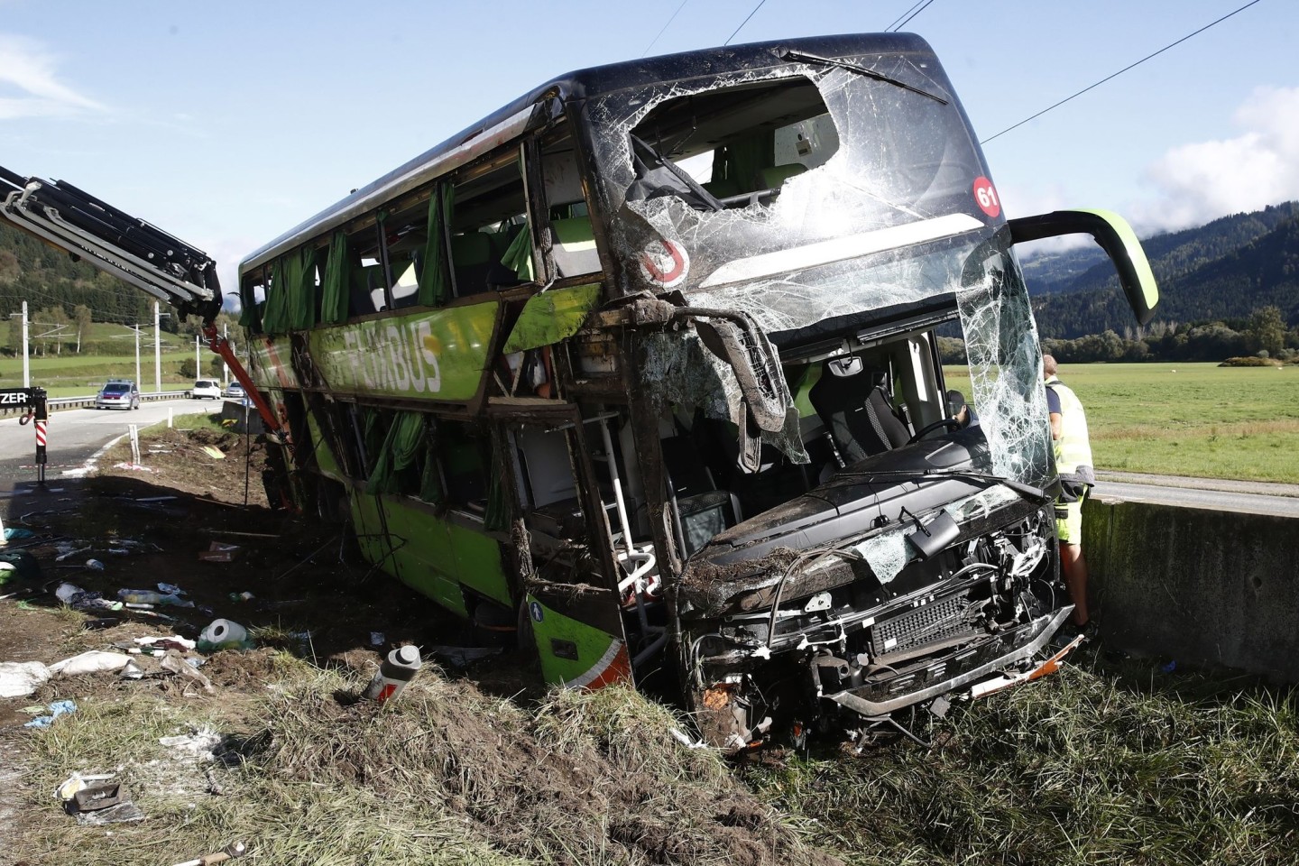 Der verunglückte Reisebus liegt im Graben: Bei dem Busunfall in Kärnten ist eine Frau ums Leben gekommen.