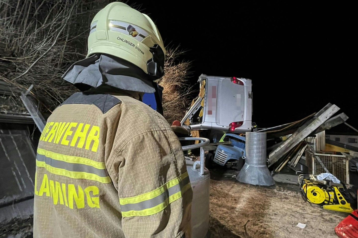 Rettungskräfte der Feuerwehr sind am Unglücksort im Einsatz. Ein deutscher Reisebus ist bei Schladming über eine Böschung gestürzt.