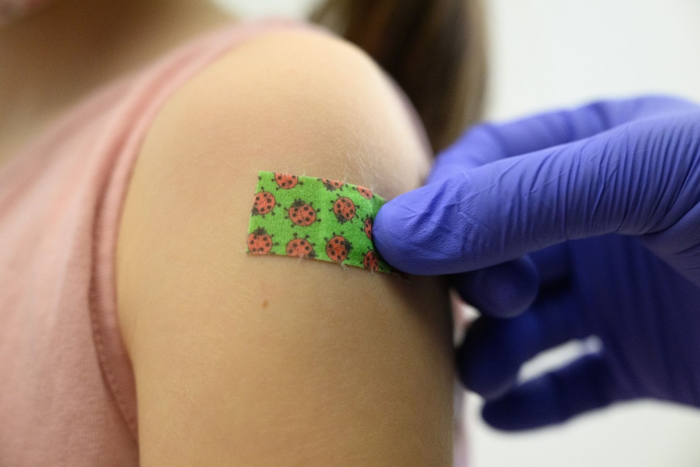 Nun hat sich auch die Gesundheitsbehörde CDC für den Einsatz von Coronavirus-Impfstoffen bei Kindern ab sechs Monaten ausgesprochen.
