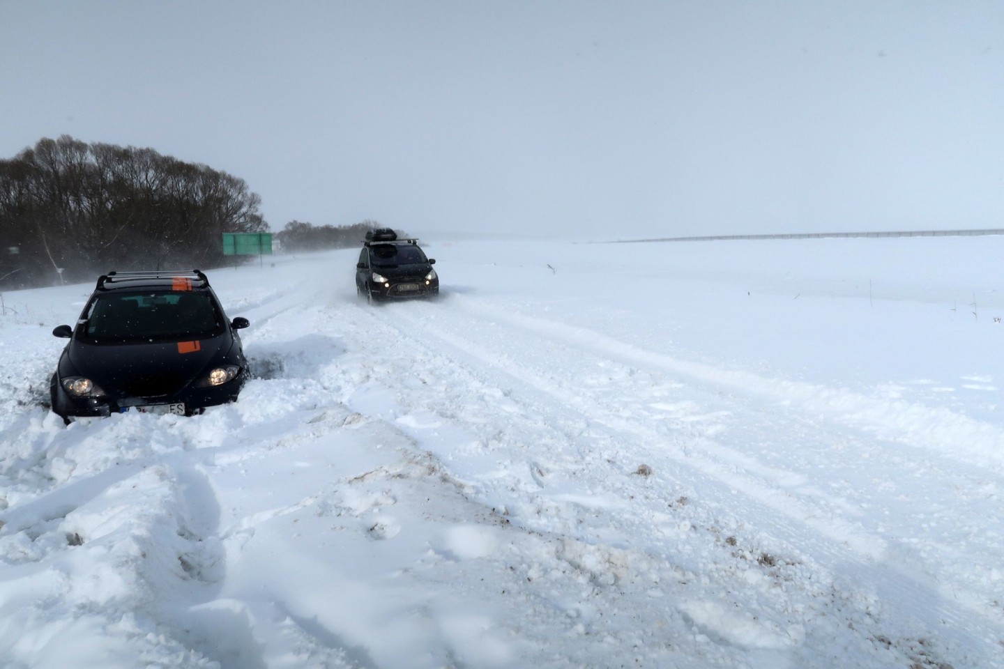 Ein Auto ist auf der Straße zum Flughafen in Pograd in der Slowakei im Schnee stecken geblieben.