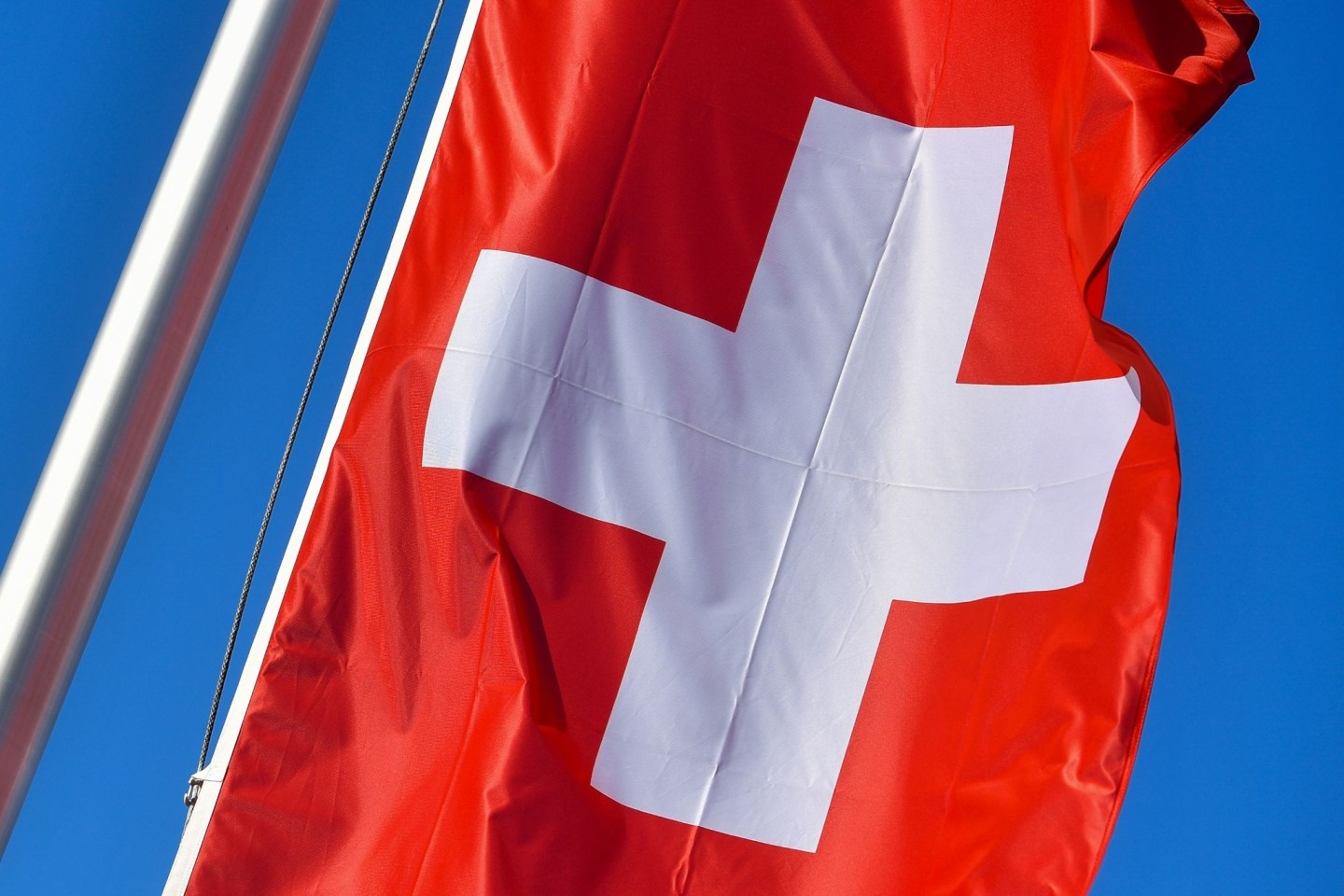 Die Nationalflagge der Schweiz weht vor blauem Himmel. In Zürich kam es zu einem gefährlichen Zwischenfall.