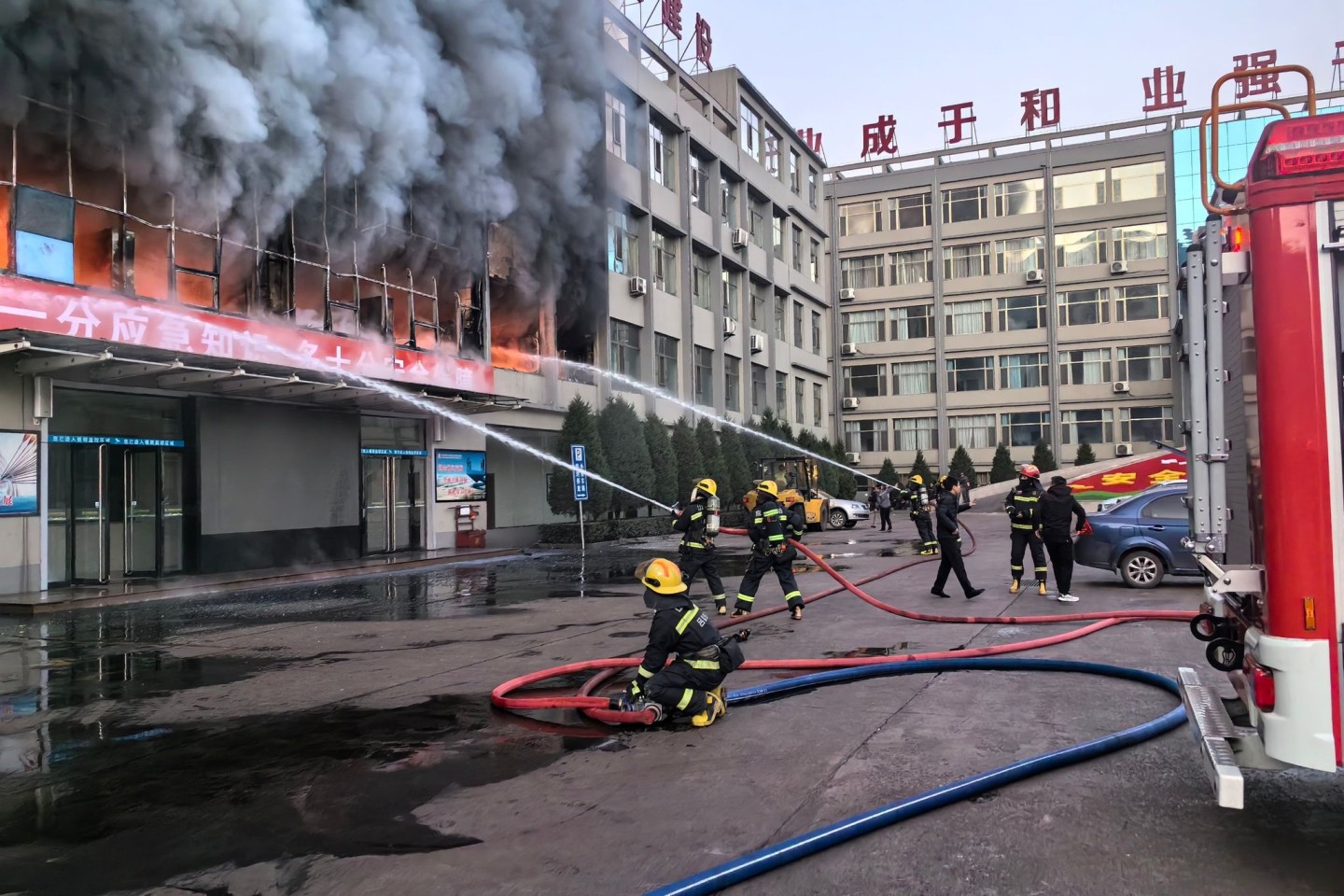 Das verheerende Feuer brach Medienberichten zufolge in den Morgenstunden im zweiten Stock eines fünfstöckigen Gebäudes in der Stadt Lüliang aus.