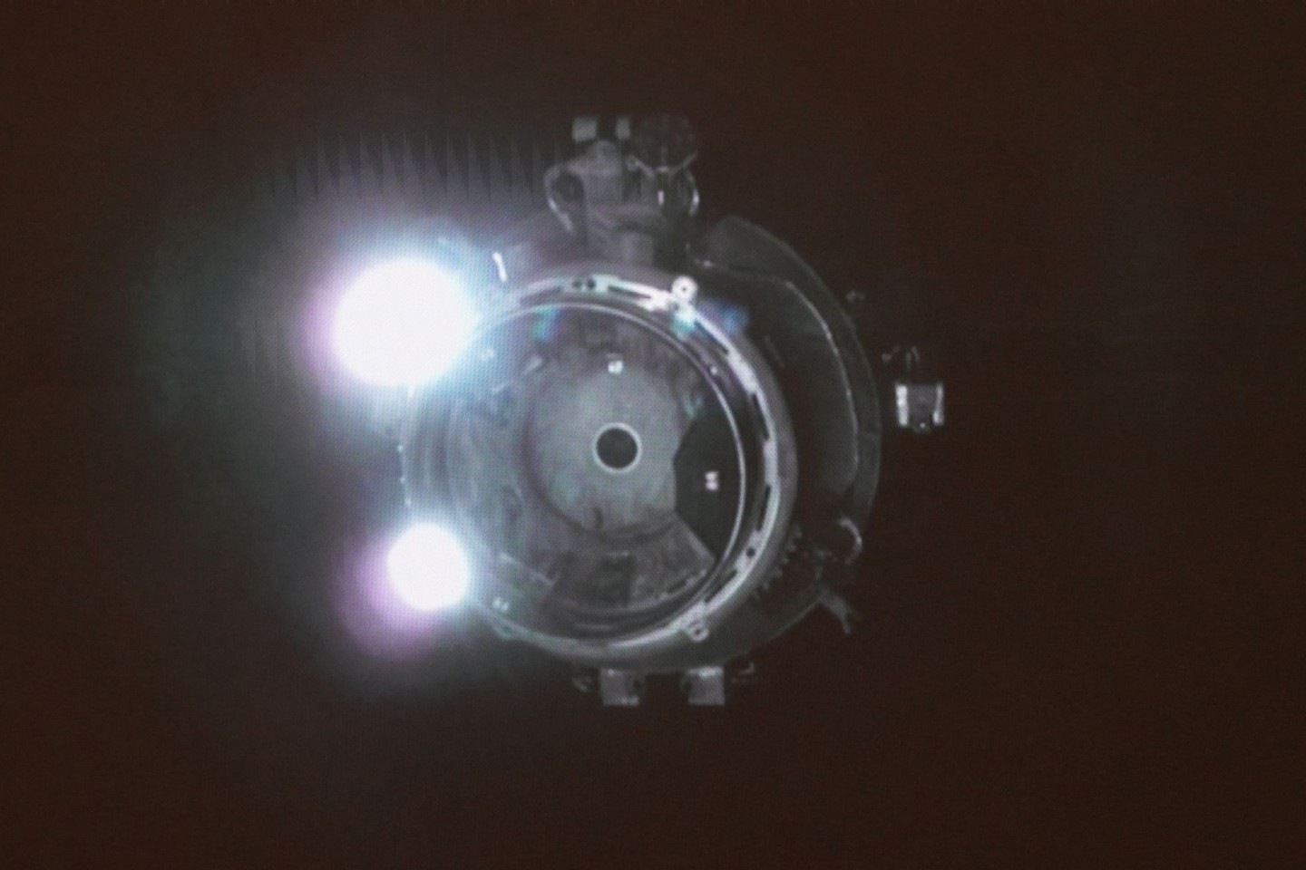 Das chinesischen Raumschiff Shenzhou-13 dockt an die radiale Öffnung des Kernmoduls der Raumstation Tianhe an.