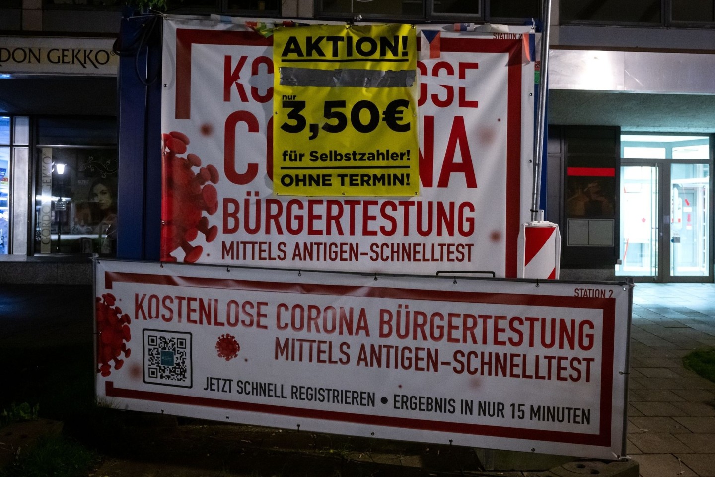 Werbung für ein Corona-Schnelltestcenter in München.
