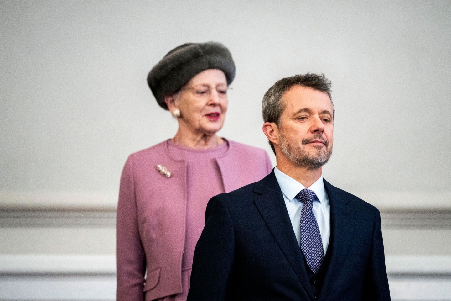 König Frederik X. von Dänemark und die zurückgetretene Königin Margrethe II. im dänischen Parlament.