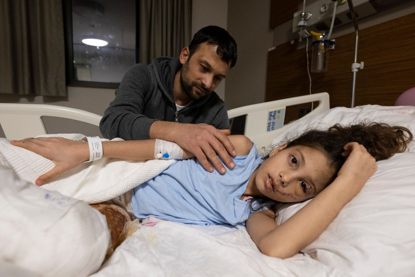 Zärtlich streicht Serkan Agri seiner Tochter Saadet im Krankenhaus von Adana über den Arm.