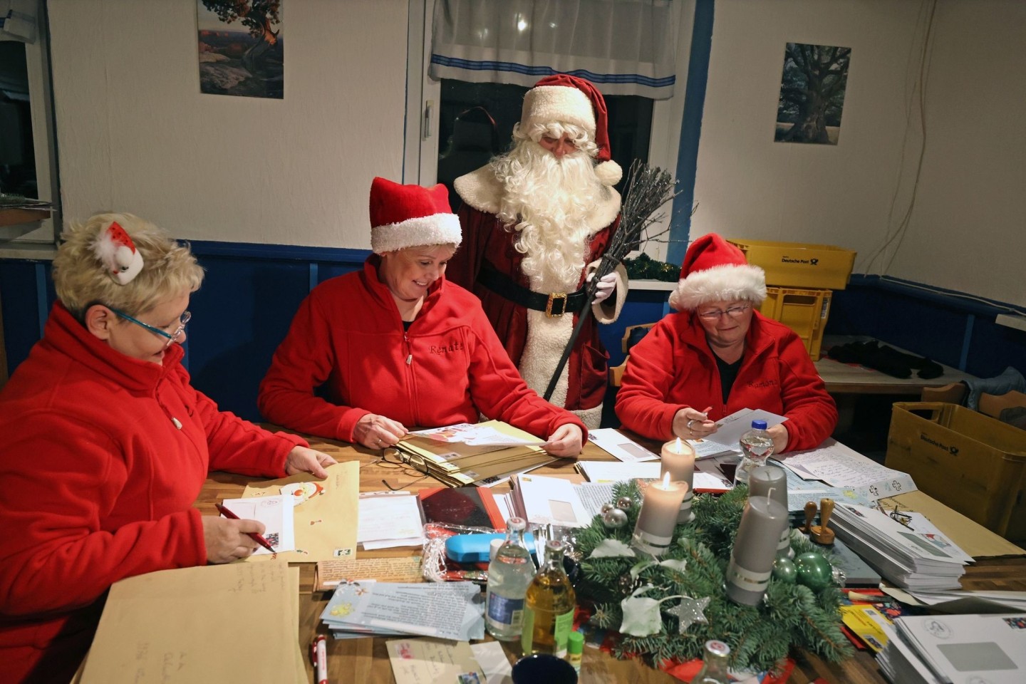 Im Weihnachtspostamt in Himmelsberg über 7000 Briefe aus aller beantwortet.