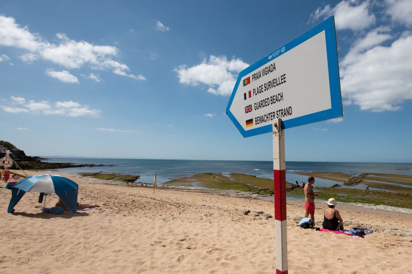 Der Strand von Parede in Lissabon. Das Robert Koch-Institut stuft Portugal als Virusvariantengebiet ein.