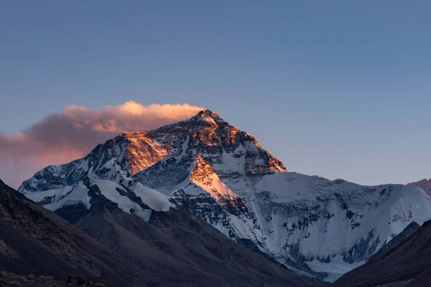 Der Sonnenuntergang färbt den Gipfel des Mount Everest.