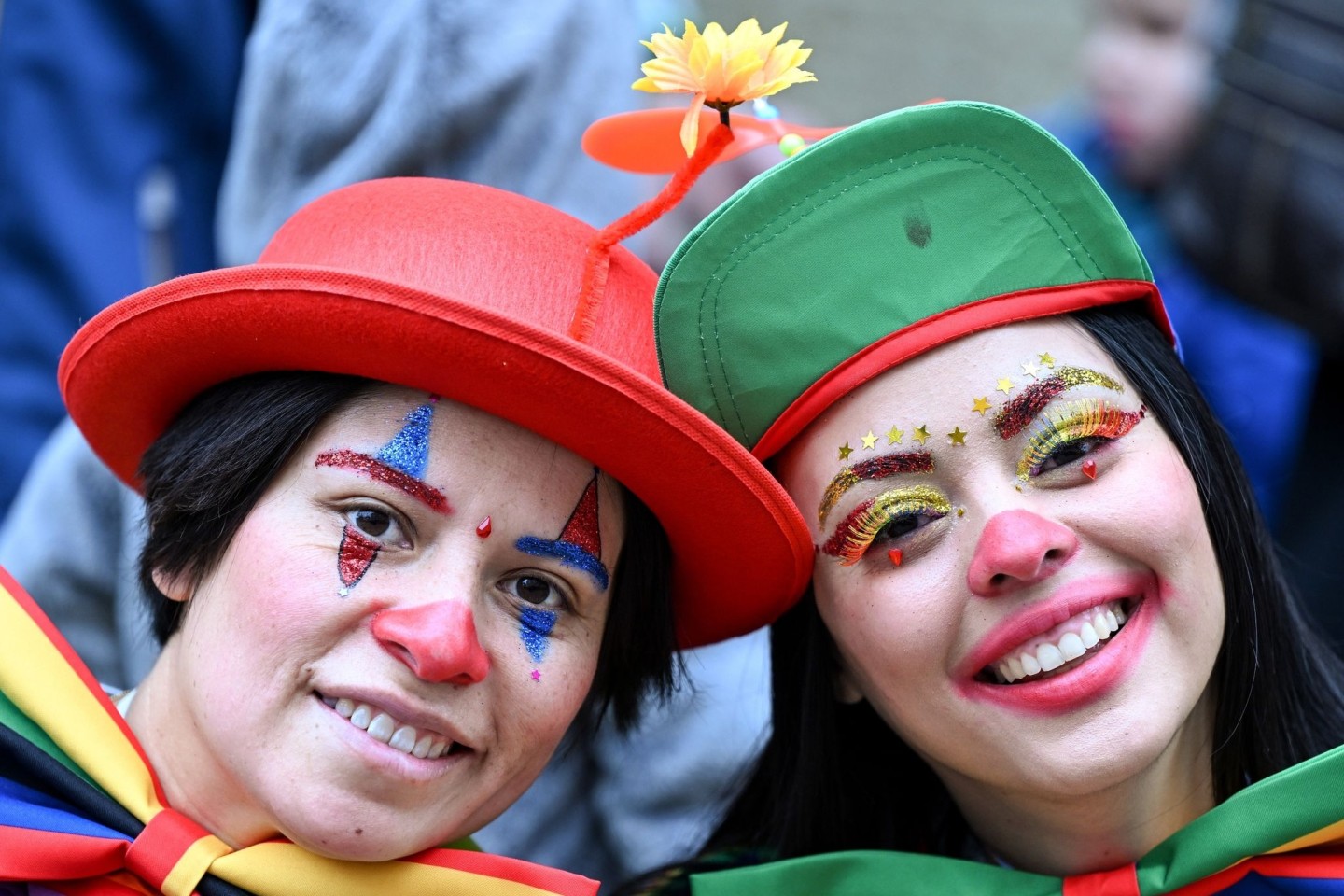 Kostümierte Karnevalistinnen an der Strecke des Festumzugs in Düsseldorf.