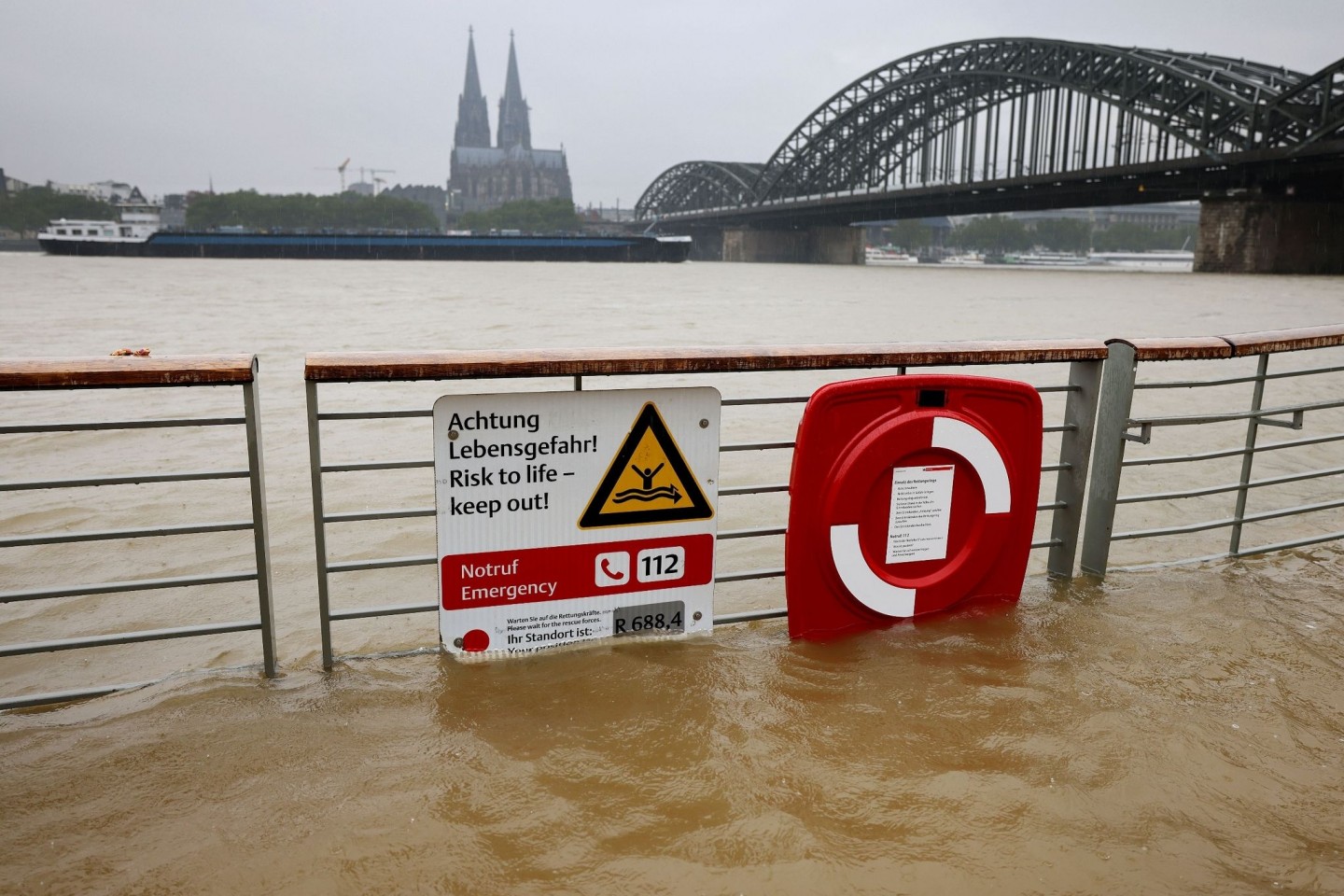 Land unter in NRW: Der Rhein überflutet die Promenade in Köln.