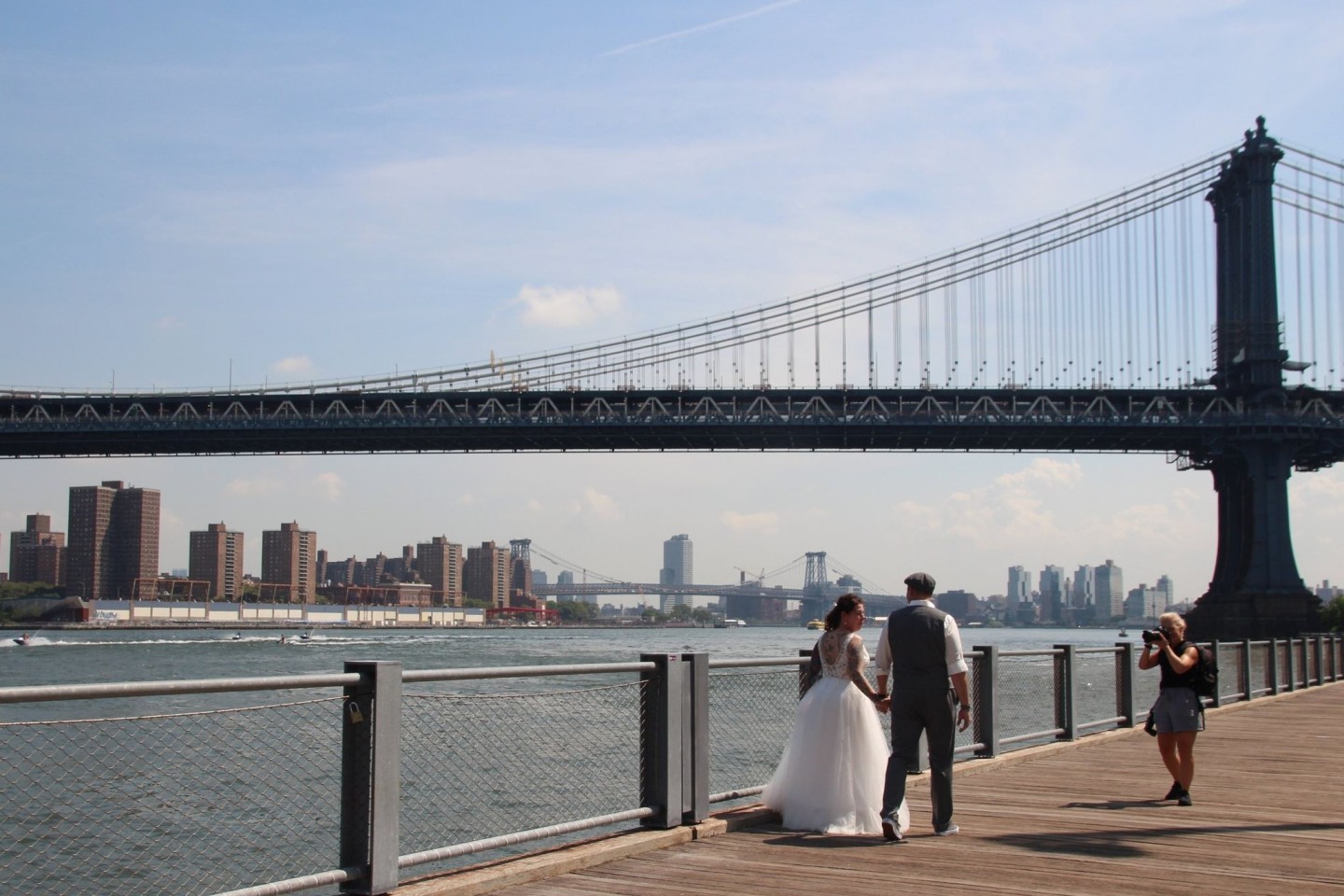 Eine Traumhochzeit vor der Skyline von Manhattan - das wünschen sich viele Paare.