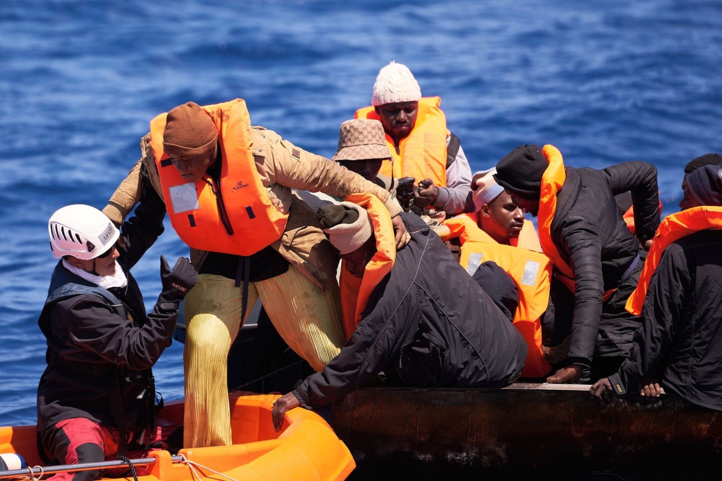 Die Crew des Motorsegelschiffs «Nadir» helfen Migranten aus einem überfüllten Stahlboot.