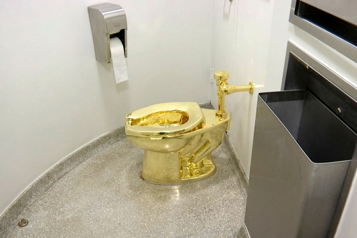 Das Archiv-Video-Standbild zeigt die 18-karätige goldene Toilette «America» des italienischen Künstlers Maurizio Cattelan im New Yorker Guggenheim Museum.