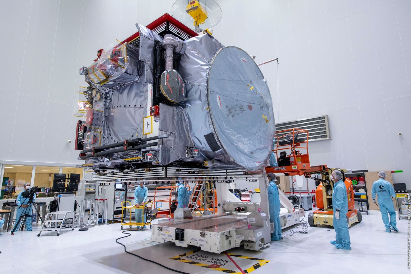 Die Sonde «Juice» wird auf dem europäischen Weltraumbahnhof in Französisch-Guayana ausgepackt.
