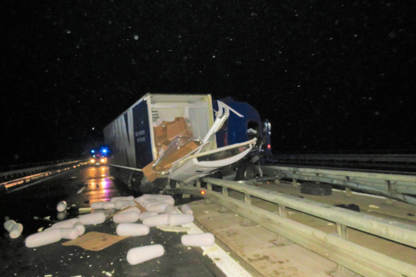 Dönerspieße liegen nach einem Lkw-Unfall auf der Autobahn 81 in Baden-Württemberg.