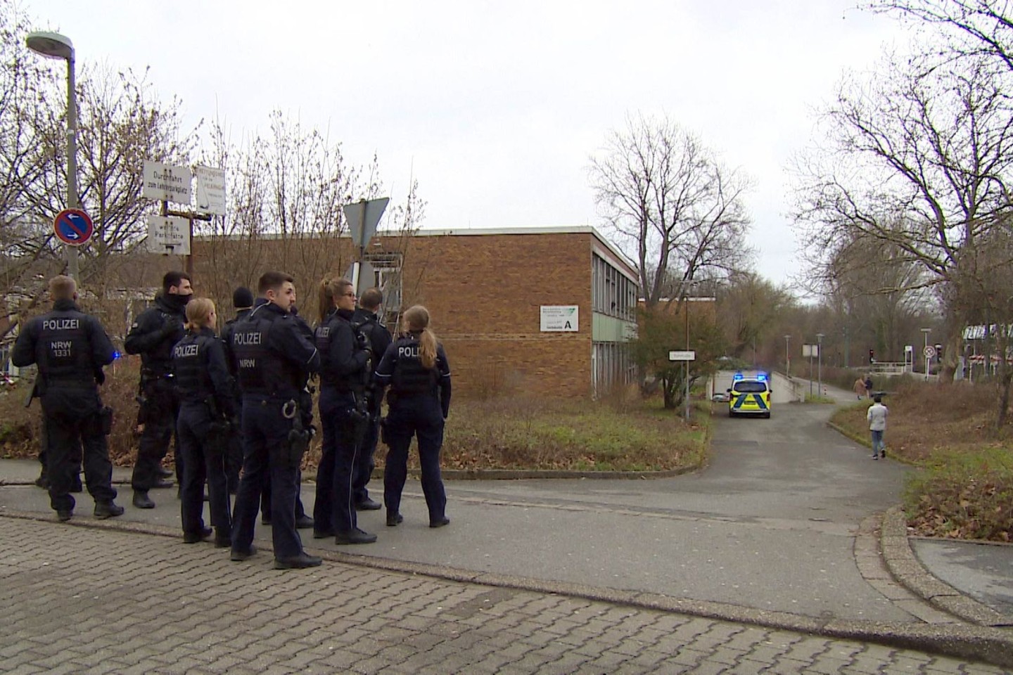Polizei vor dem Berufskolleg in Dortmund.