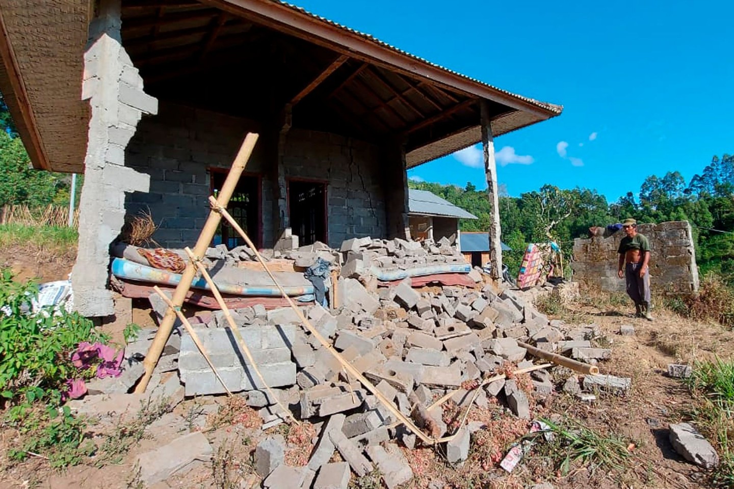 Ein von dem Erdbeben beschädigtes Haus in Karangasem auf der Insel Bali.