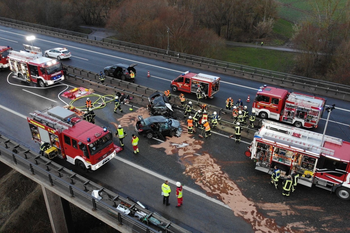 Rettungskräfte am Ort des schweren Unfalls auf der Autobahn 38 bei Leinefelde-Worbis.