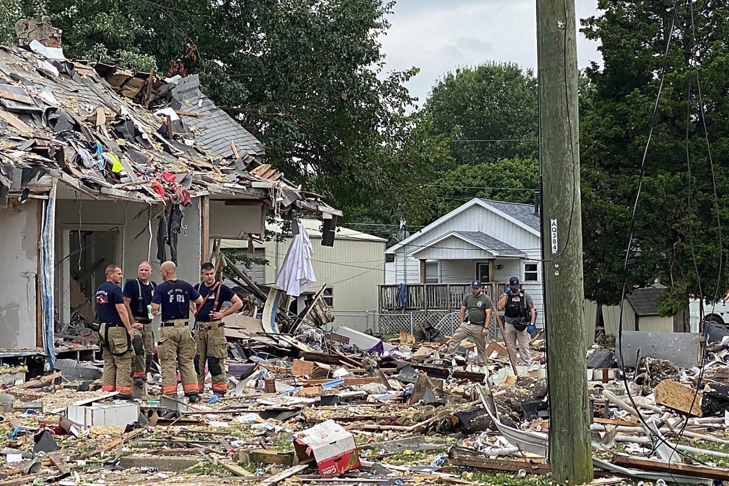 Rettungskräfte sind am Ort der Explosion in Evansville im US-Bundesstaat Indiana im Einsatz.