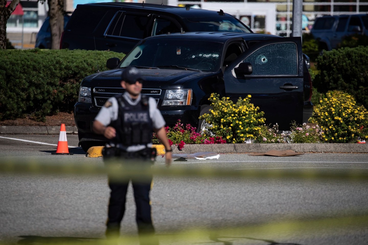 Ein Fahrzeug mit Einschusslöchern steht am Tatort im kanadischen Langley.