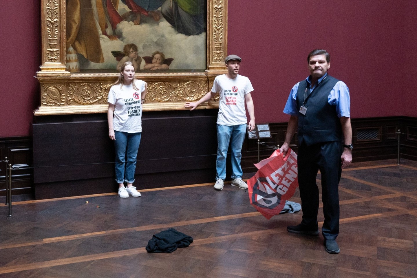 Zwei Umweltaktivisten der Gruppe «Letzte Generation» stehen in der Gemäldegalerie Alte Meister am Gemälde «Sixtinische Madonna» von Raffael.
