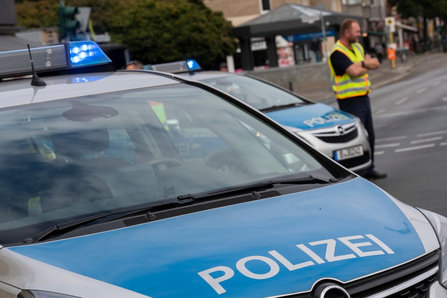 Einsatzfahrzeuge in Berlin: Die Polizei hat eine Villa eines bekannten arabischstämmigen Clans in Berlin-Neukölln durchsucht.