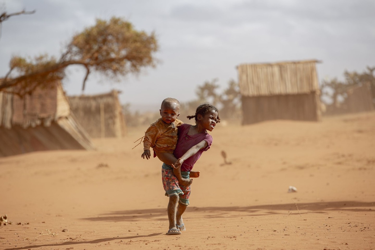 Zwei Kinder im Süden von Madagaskar. Die schlimmste Dürre seit 40 Jahren gefährdet in dem vor Afrikas Ostküste gelegenen Inselstaat Madagaskar das Leben hunderttausender Menschen.