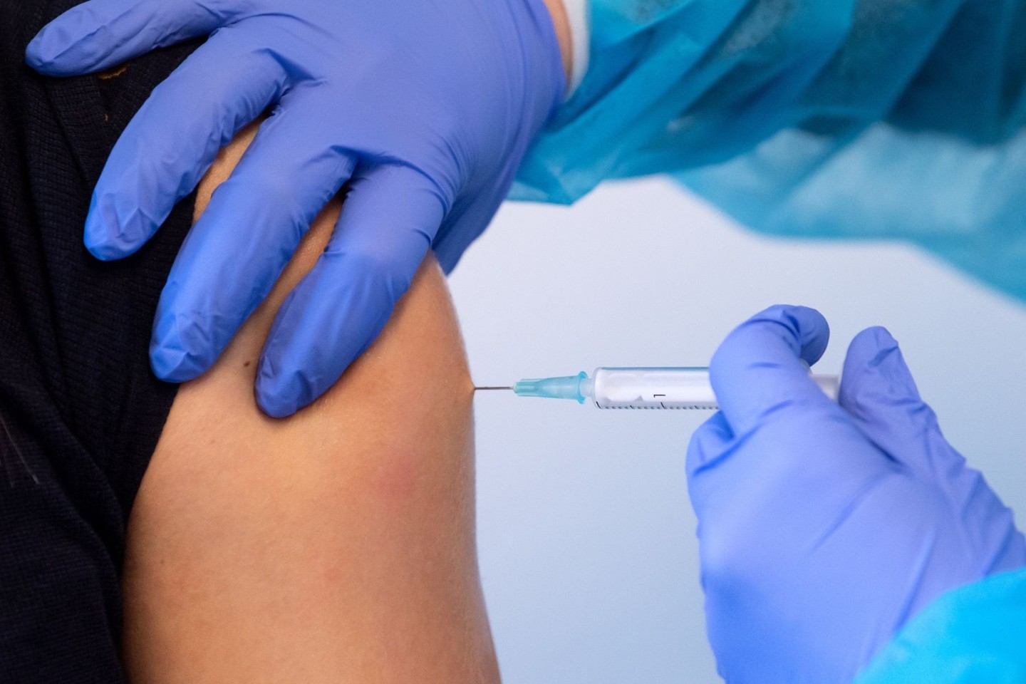 Eine Frau wird mit einem Corona-Impfstoff geimpft.