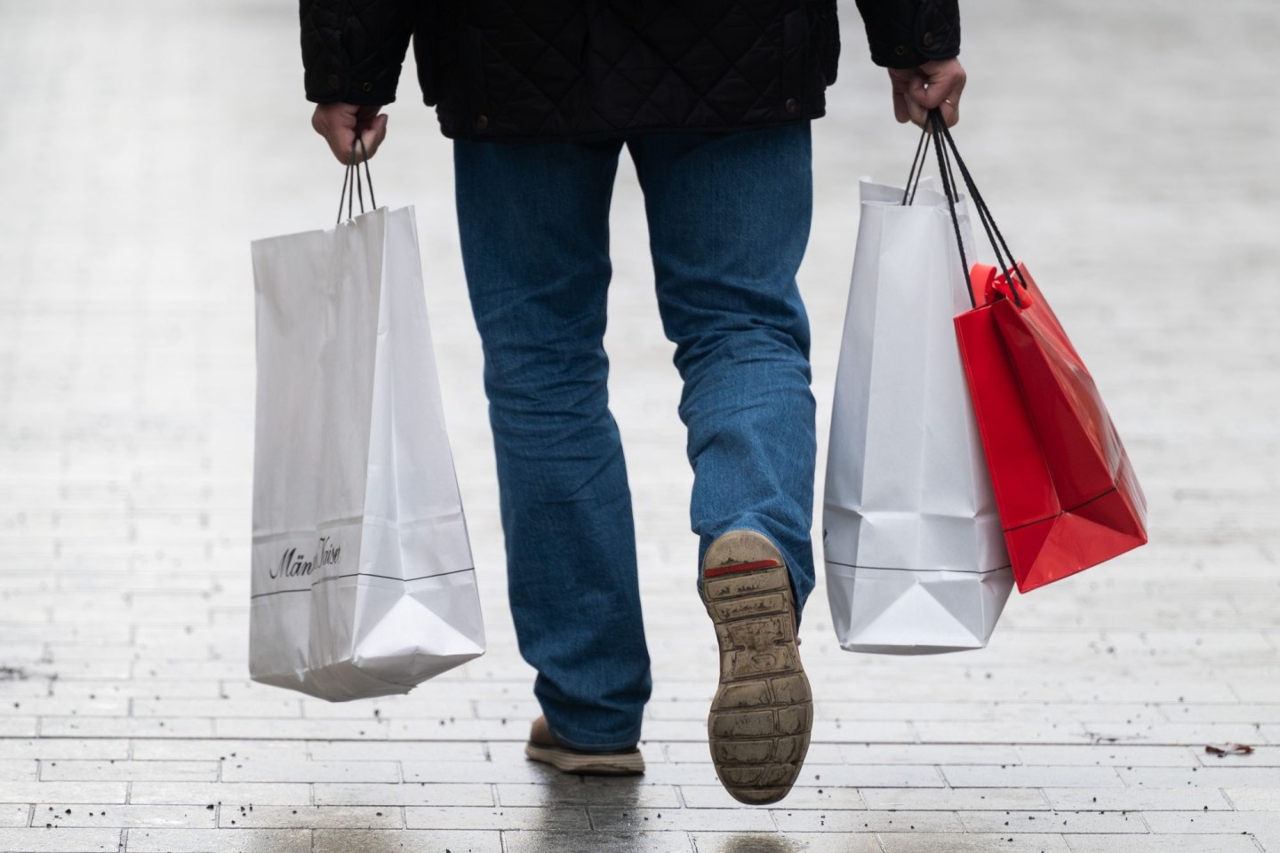 Ein Mann läuft mit Einkaufstaschen durch die Innenstadt von Hannover. Jeder Einwohner der Europäischen Union konsumiert pro Jahr im Durchschnitt knapp 15 Kilogramm an Bekleidung und weiter...