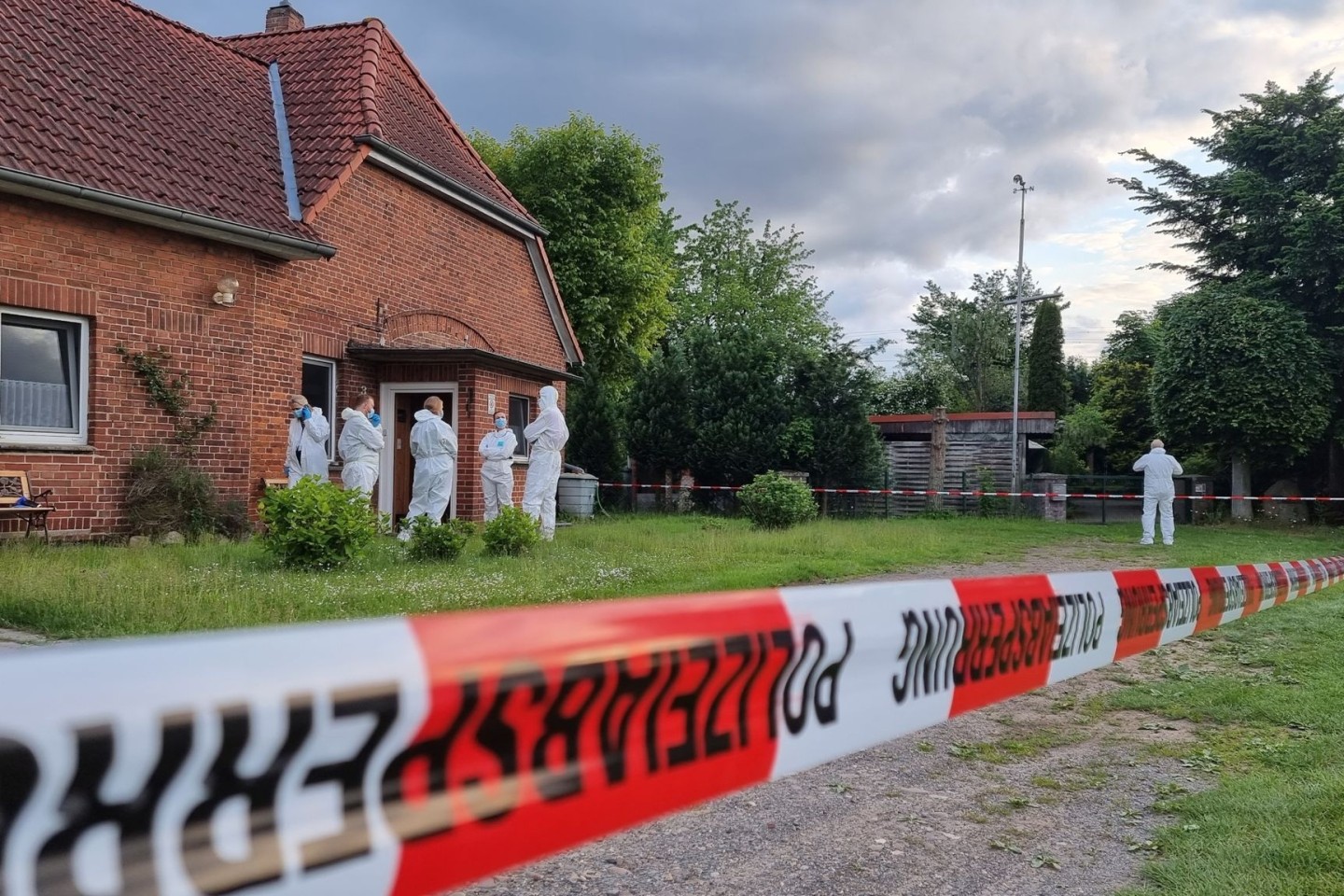In einem abgelegenen Haus in Neustadt am Rübenberge bei Hannover sind am Montag zwei tote Menschen entdeckt worden.