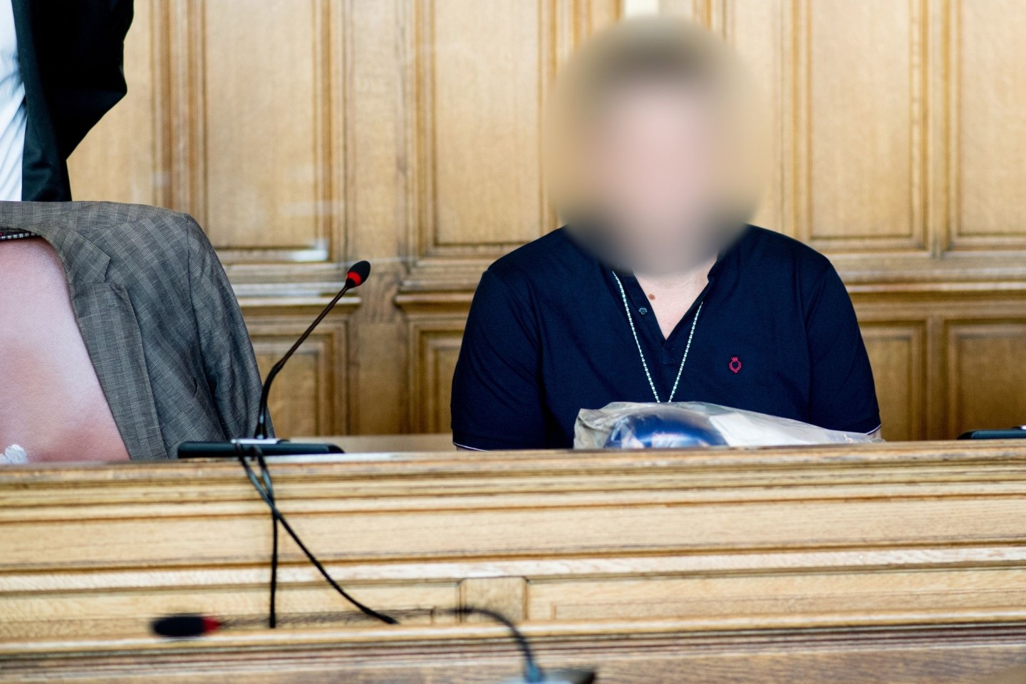 Der Angeklagte sitzt im Landgericht Bremen: Ihm wird vorgeworfen, seine Ehefrau im Februar in Bremerhaven betäubt und im Anschluss erwürgt zu haben.