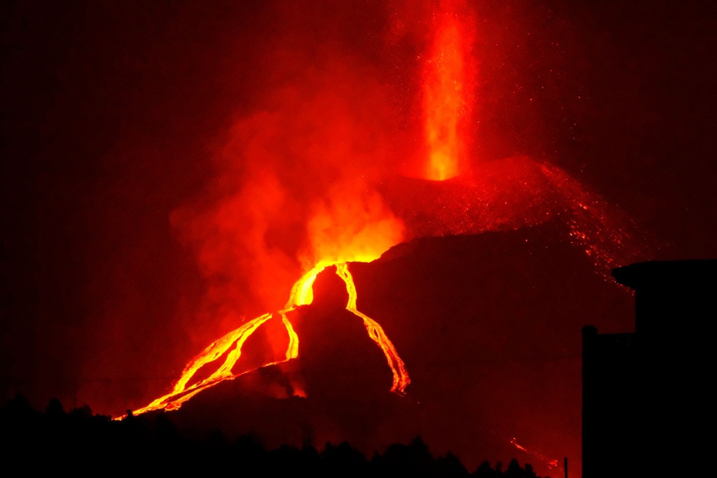 Lava fließt aus dem Vulkan Cumbre Vieja.