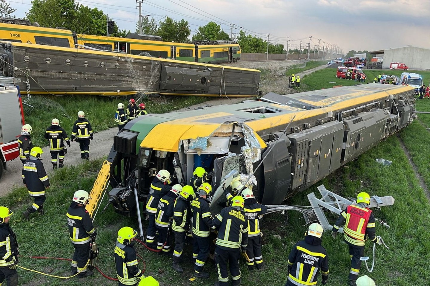 Rettungskräfte an der Unfallstelle nahe Wien.