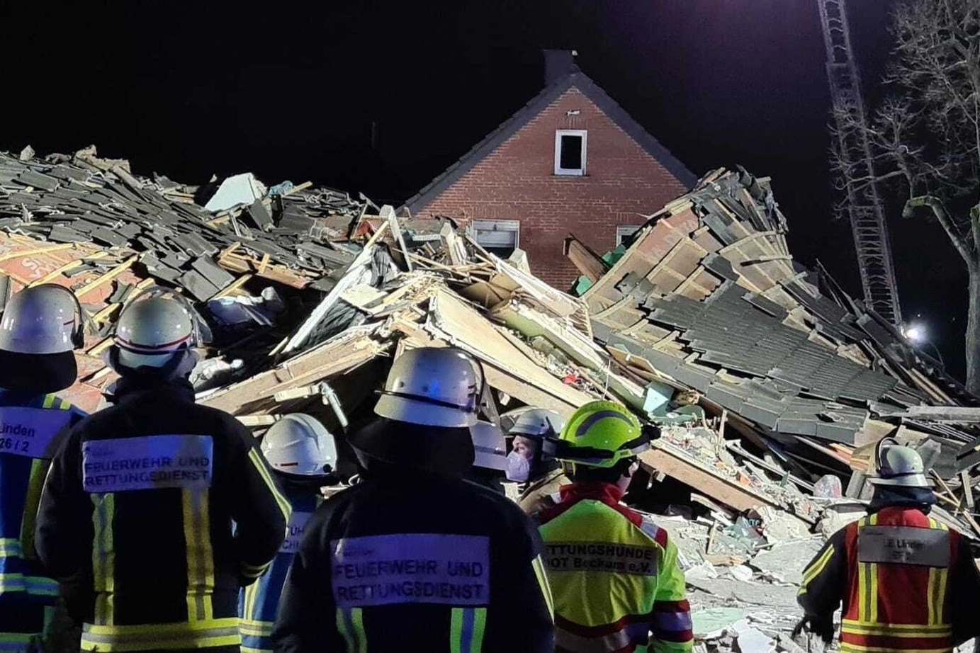 Feuerwehr und Rettungskräfte vor dem eingestürzten Haus im Bochumer Stadtteil Linden.