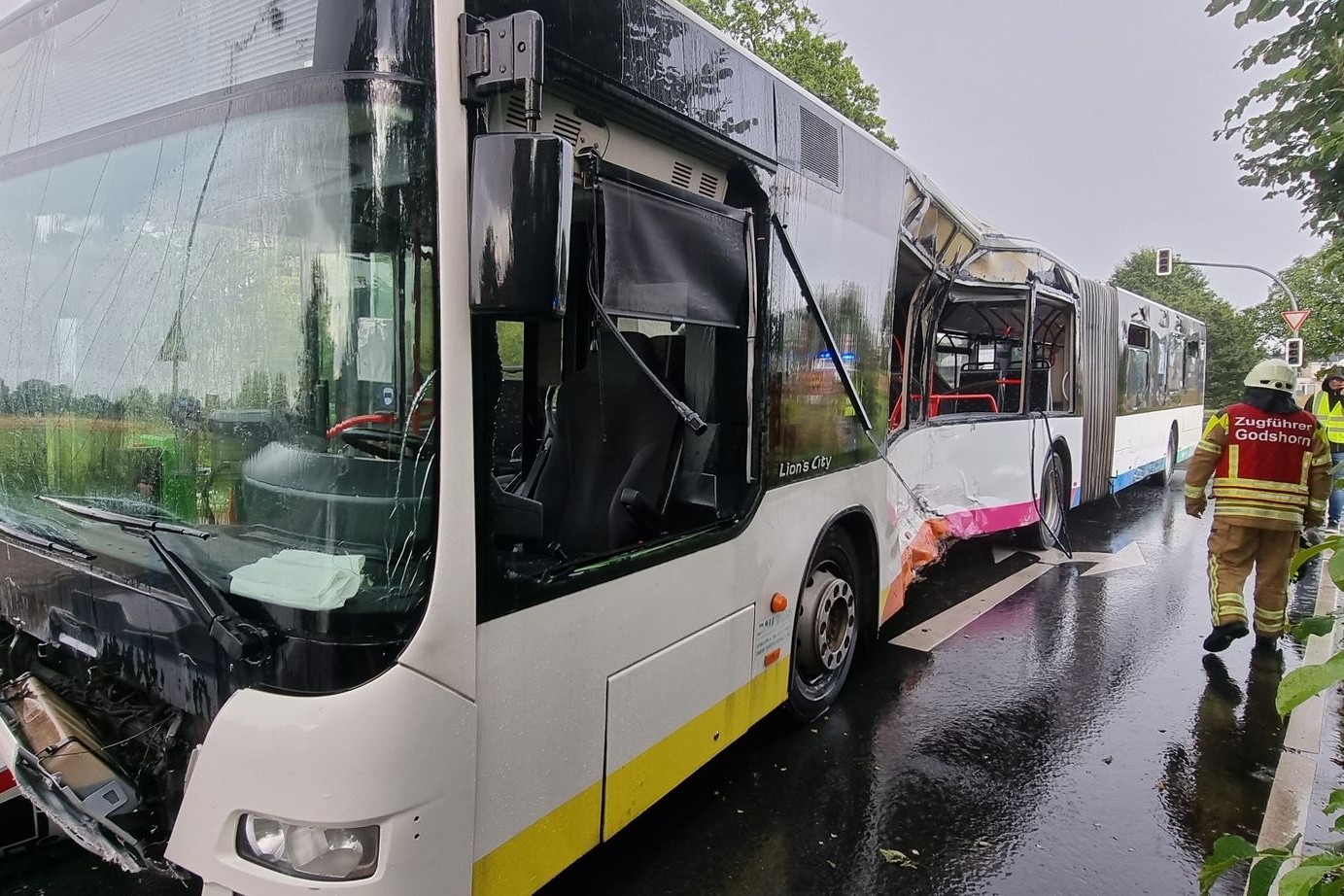 Der stark beschädigte Linienbus an der Unfallstelle in Langenhagen.
