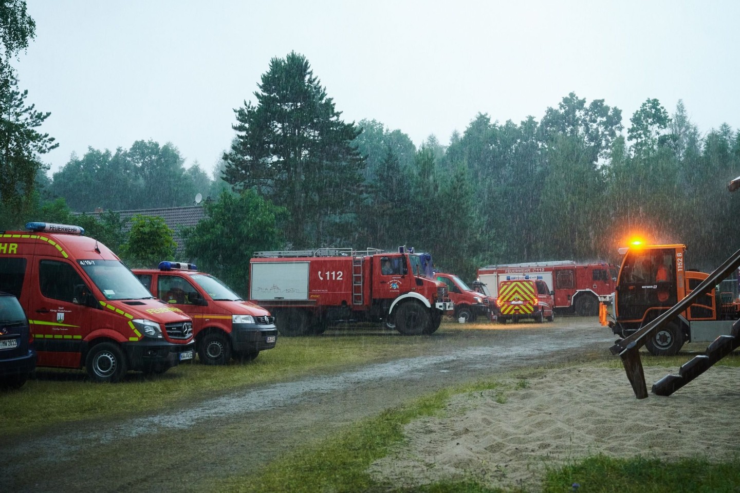 Starker Regen hat im Kampf gegen zwei große Waldbrände in Brandenburg am frühen Montagmorgen für Entlastung gesorgt.
