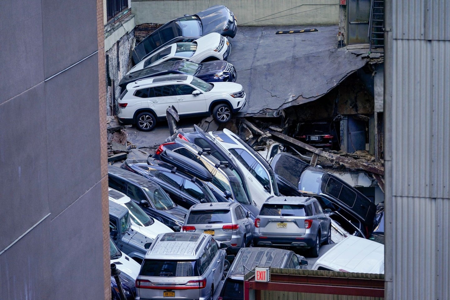 Nach dem Einsturz eines Parkhauses in New York: Autos stapeln sich übereinander, zahlreiche Fahrzeuge wurden zusammengedrückt.