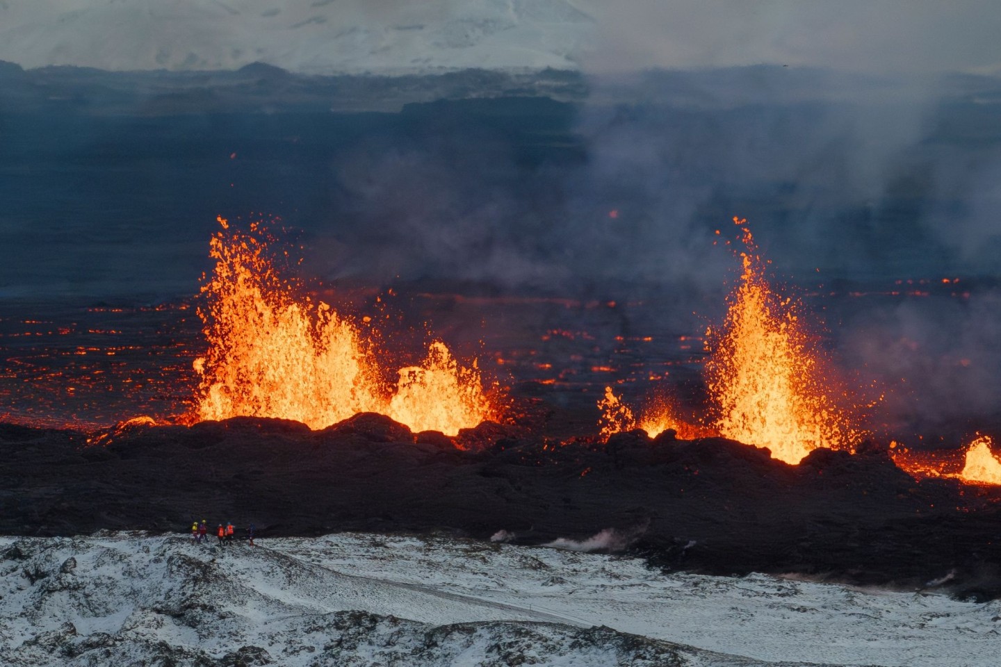 Glutrote Lava bahnt sich den Weg auf der isländischen Halbinsel Reykjanes.
