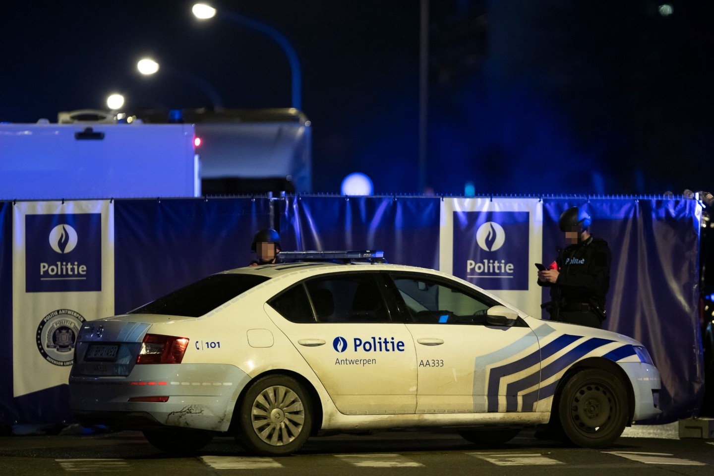 Polizisten am Tatort in Antwerpen. Wache. Ein elfjähriges Mädchen ist nach Schüssen gestorben.