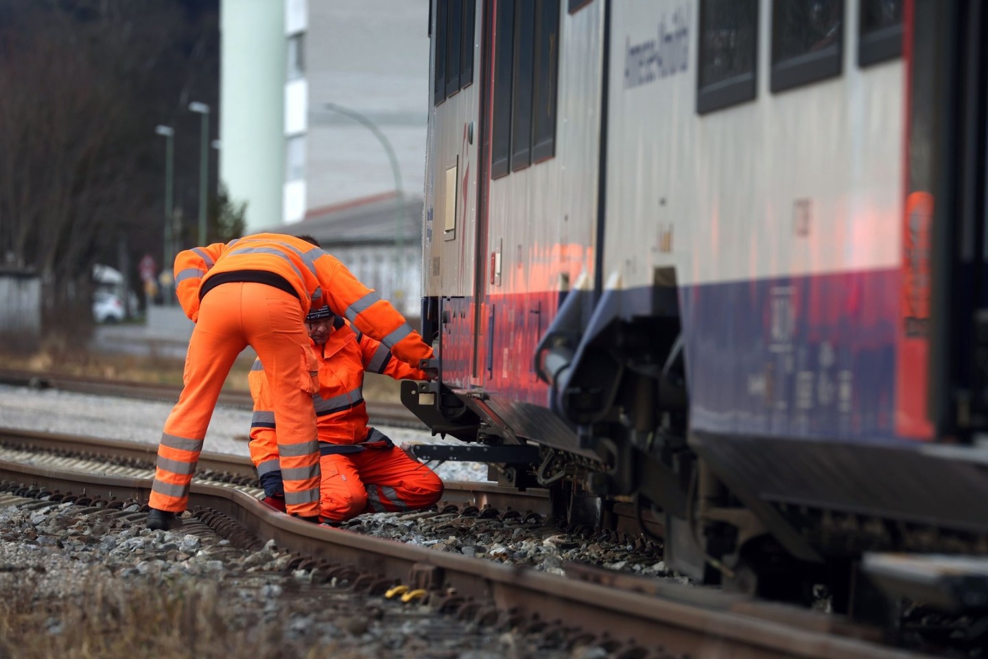 Bahnmitarbeiter begutachten den entgleisten Zug der Bayerischen Regiobahn.