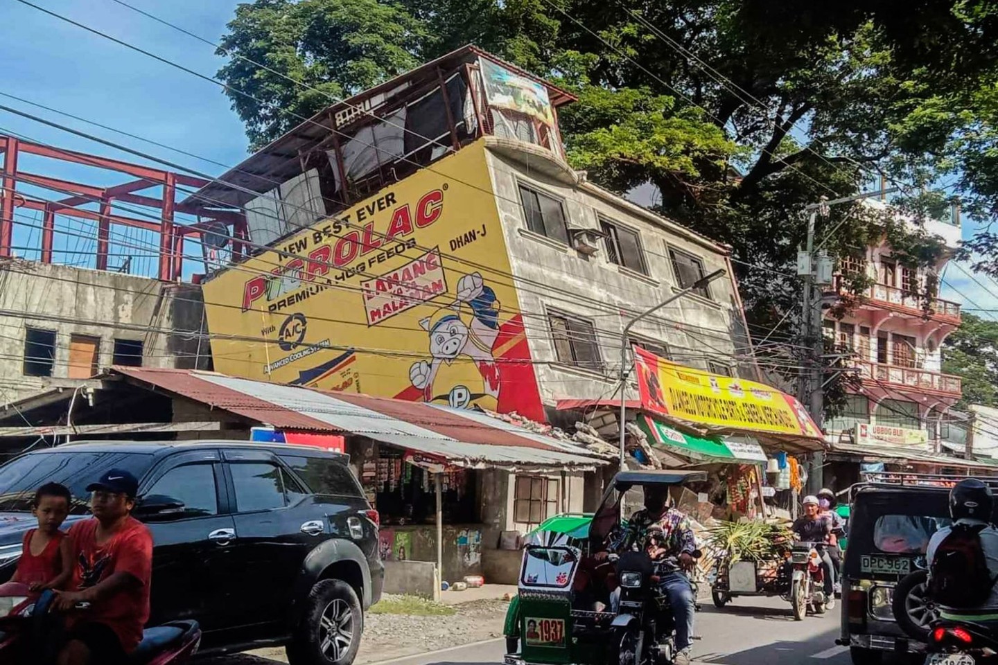 Ein auf die Seite gekipptes Haus nach dem Erdbeben in der philippinischen Provinz Abra.