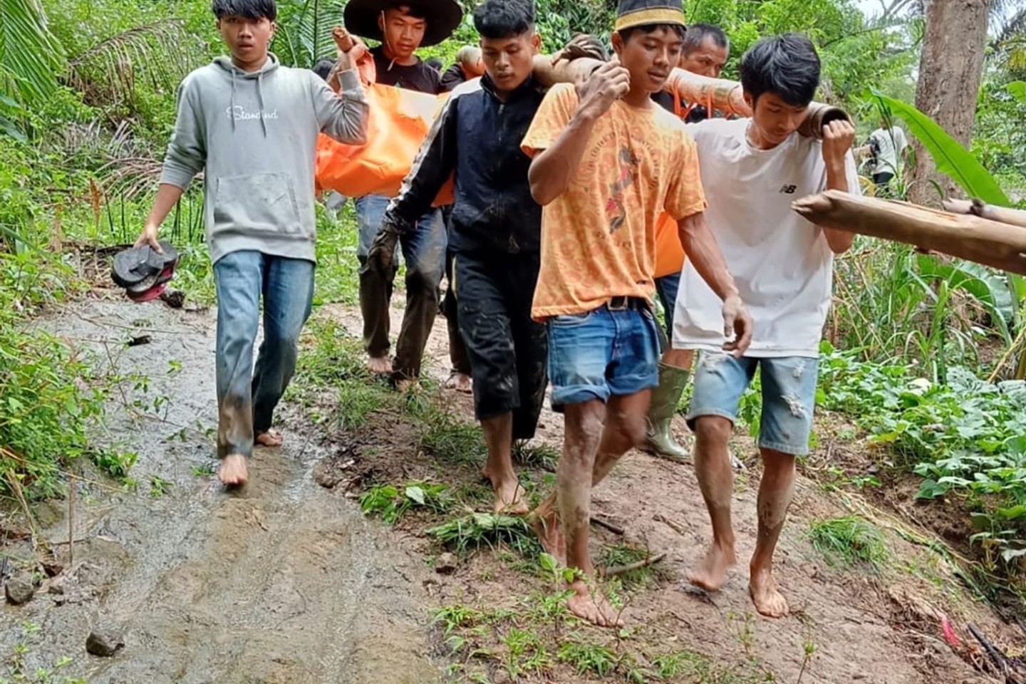 Ein Opfer wird geborgen: Bei Erdrutschen auf der indonesischen Insel Sulawesi sind mehrere Menschen ums Leben gekommen.
