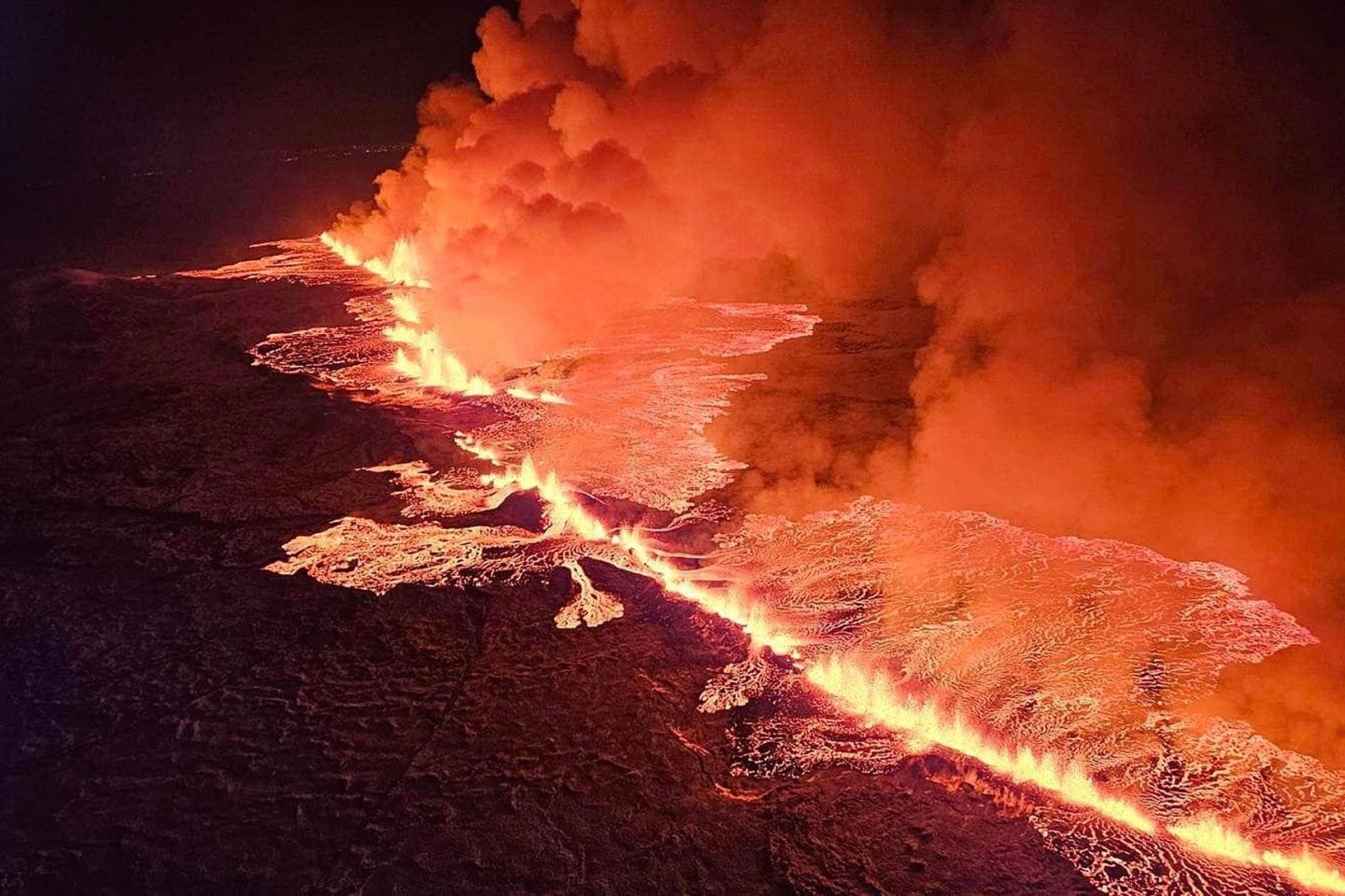 Magma strömt bei einem vergangenen vulkanischen Ausbruch in der Nähe von Grindavík aus einer Erdspalte.