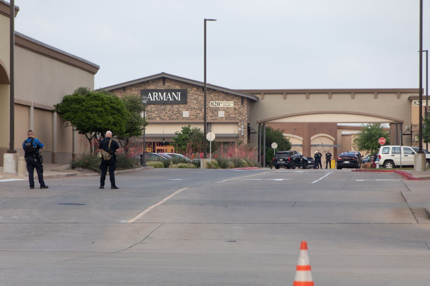 Polizisten patrouillieren vor dem Einkaufszentrum im texanischen Allen, wo ein Schütze mehrere Menschen getötet hat.