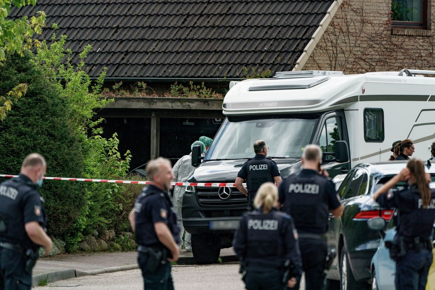 Polizisten untersuchen das Haus, in dem zwei Tote gefunden wurden.