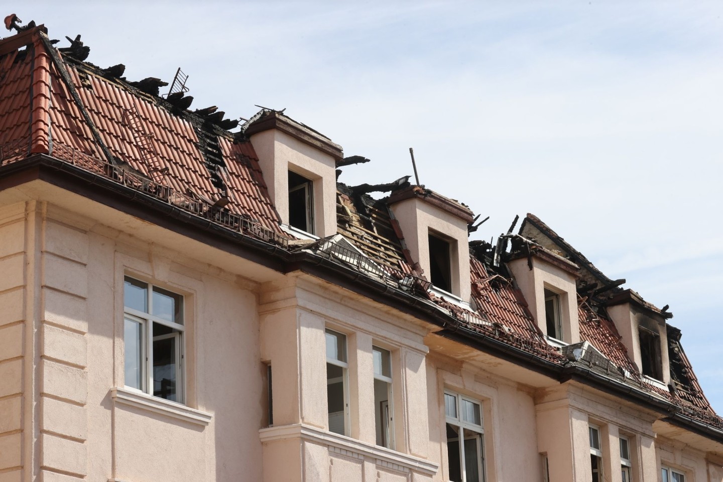 Verkohlte Fensterrahmen an einem Mehrfamilienhaus in Apolda. Bei dem Brand starben vier Menschen.