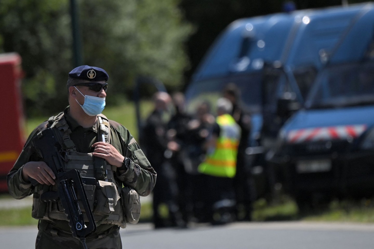 Französische Soldaten sind im Einsatz, nachdem eine Polizistin in La Chapelle-Sur-Erdre mit einem Messer verletzt worden ist.